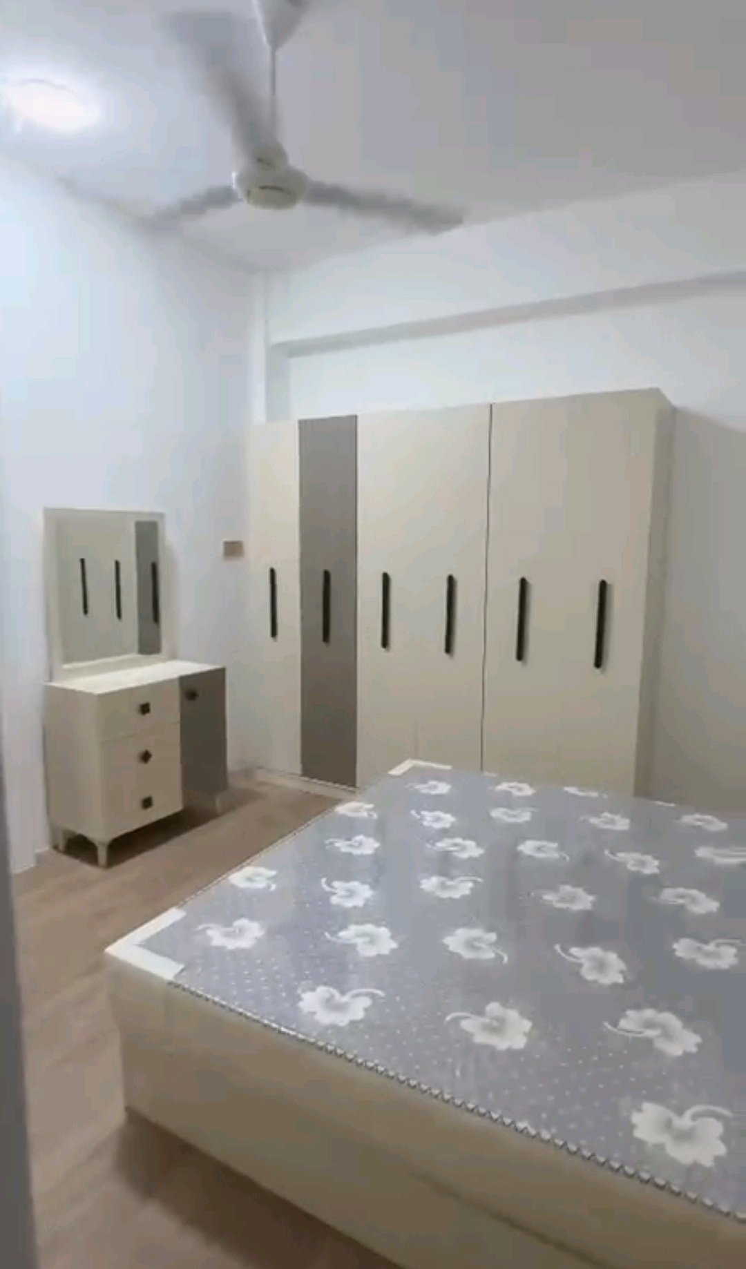 شقق مؤثثه للايجار Vipفي منطقة المشراق الجديد طابق اول ضمن بنايه تشطيب جديد غير مسكونه سابقاً تتكون من غرفتين وصاله ومطبخ وصحيات تصلح سكن شباب او موضفين او عمال لتواصل و للاستفسار الاتصال على الارقام التاليه0771815076507883436333 - 5