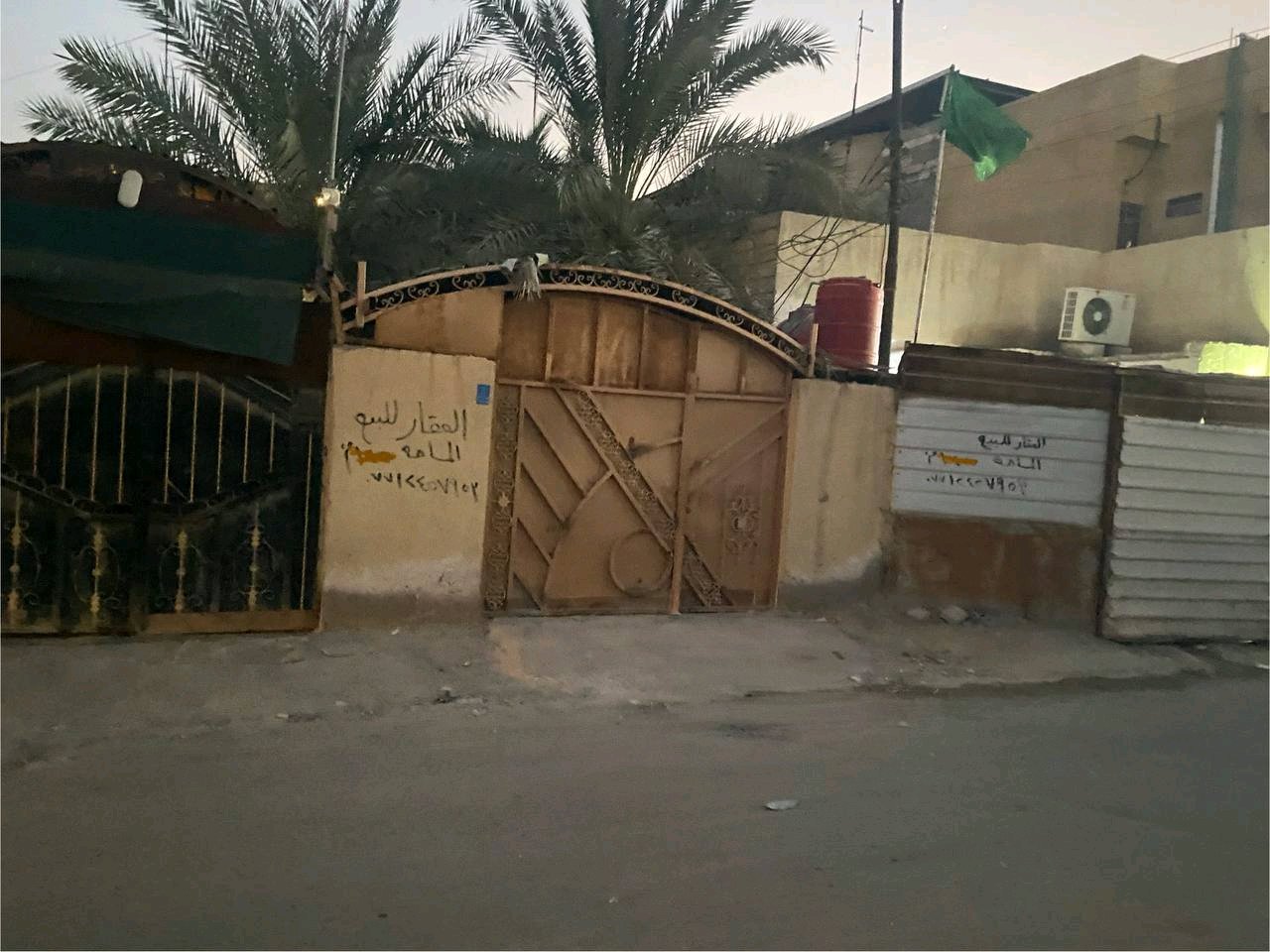 عقار مكون من منزلين وكراجين للسيارات و ارض مساحتها ٣٠٠م