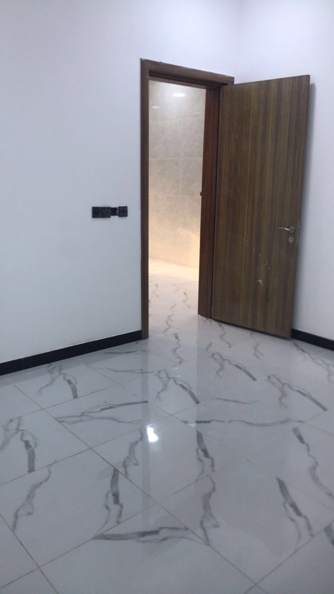 دار ثلاث طوايق للبيع