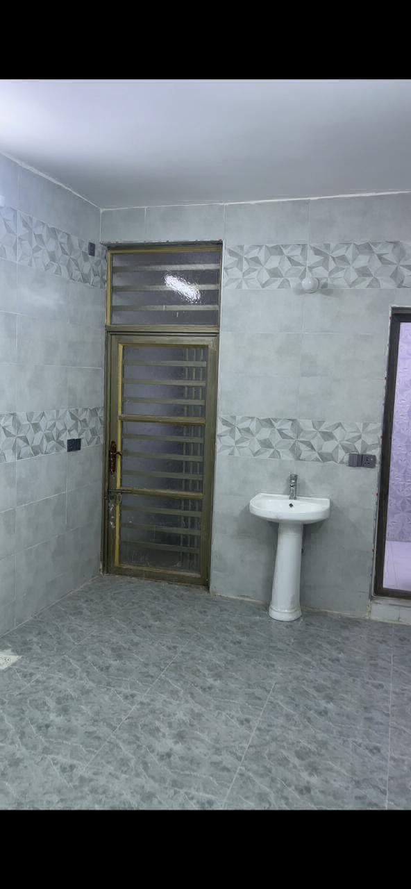 مشتمل ثلاث طوابق 