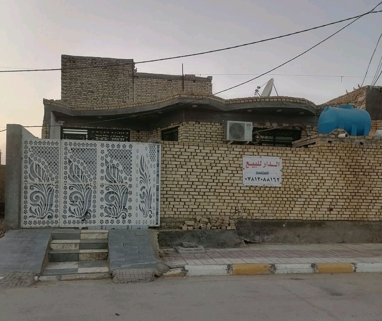 بيت للبيع امام الحديقه خلف مدرسة  صفي الدين