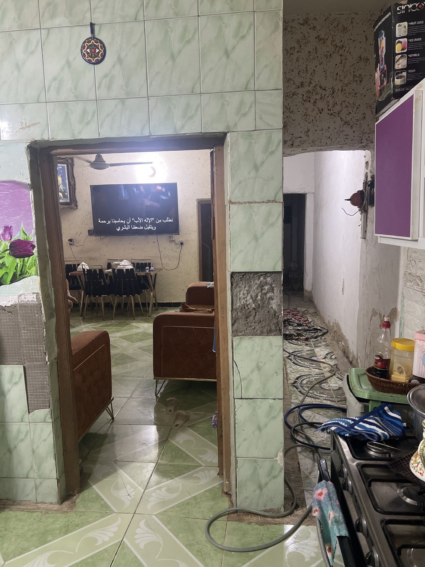 بيت قاط ونص مدخل واحد بناء قديم يحتاج ترميم  بدايه الحسينيه الضباط 