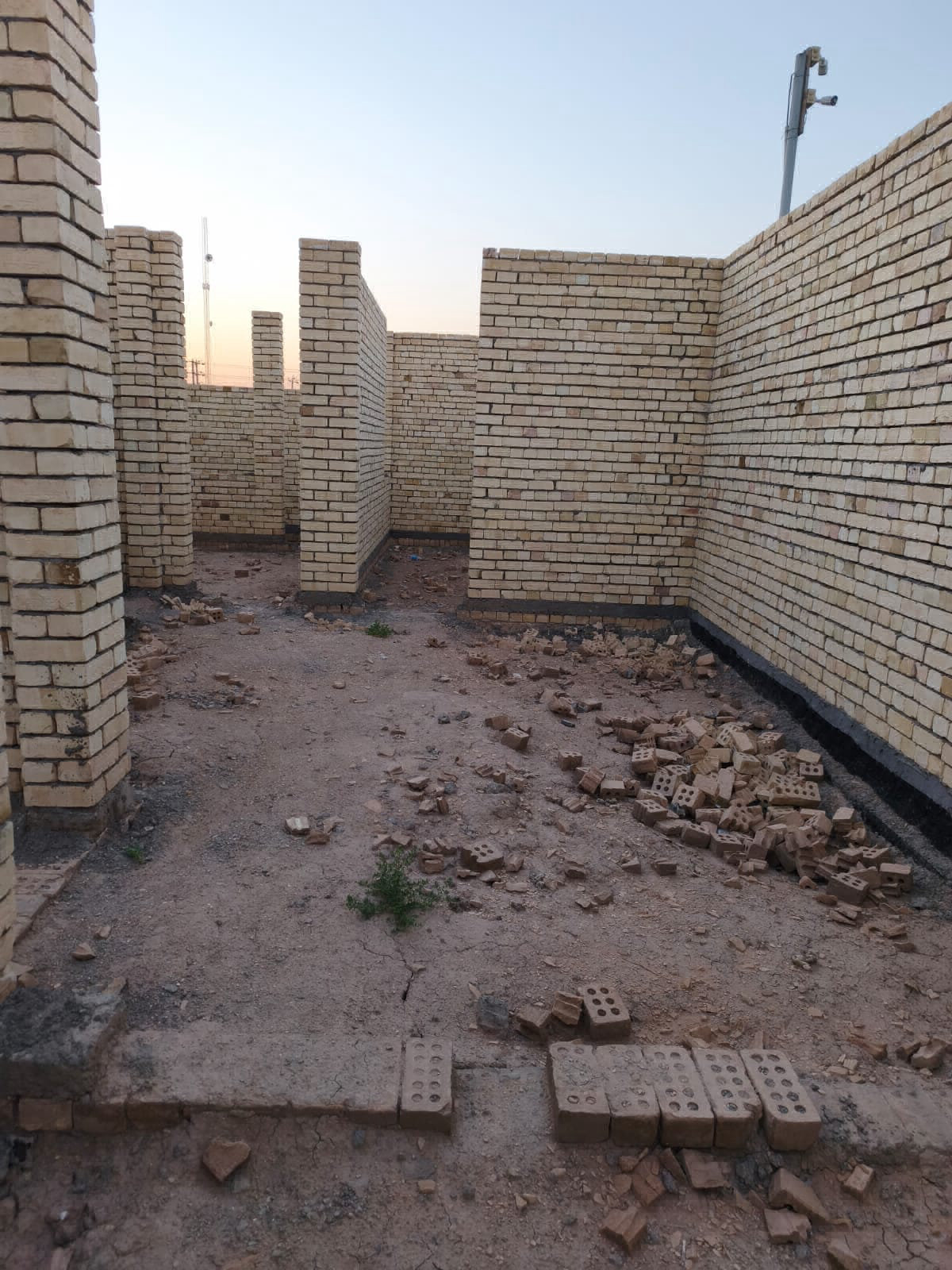 عنوان الهيكل وردية خارج قرب مجمع السجاد السكني