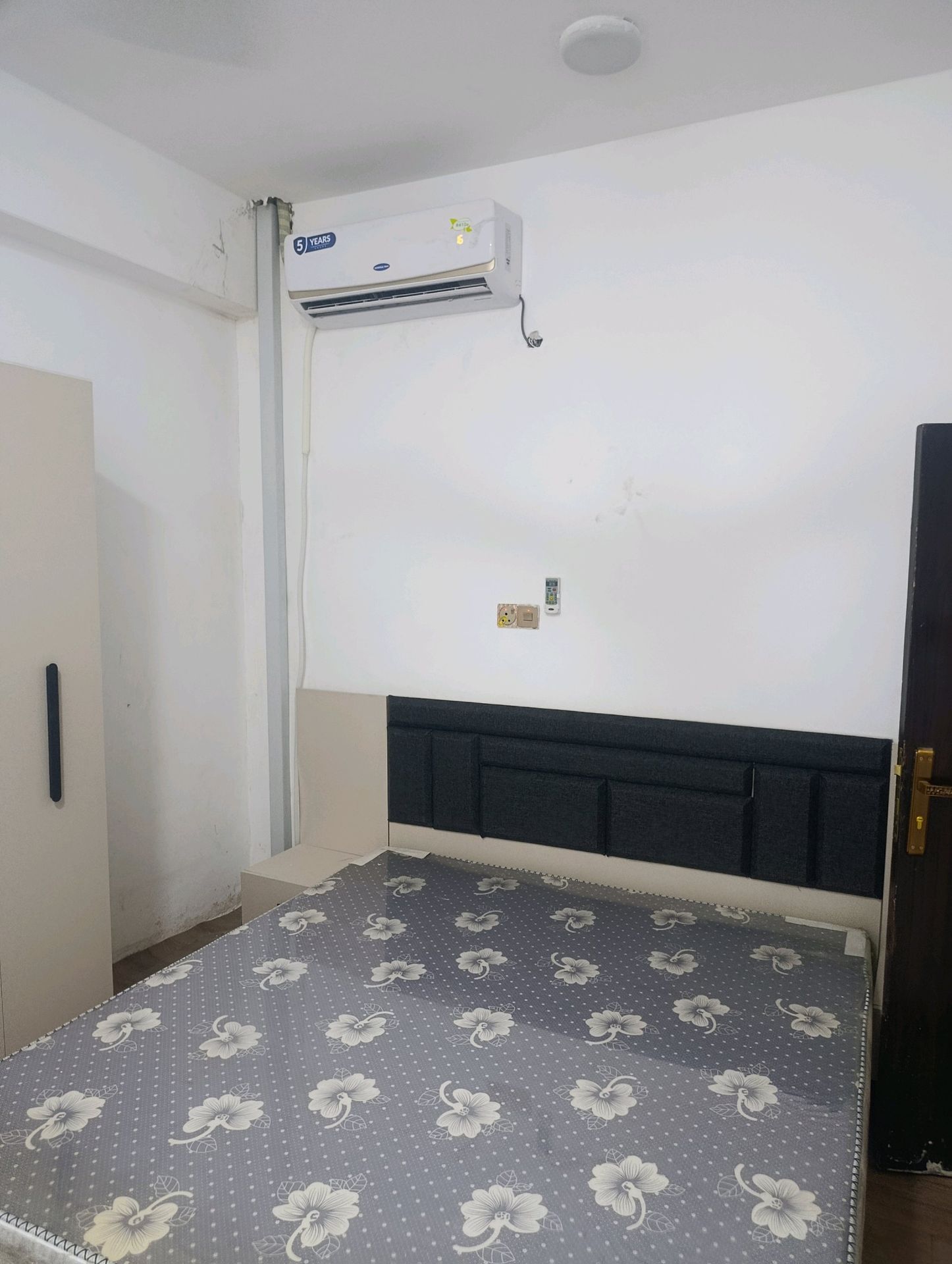 شقق مؤثثه للايجار Vipفي منطقة المشراق الجديد طابق اول ضمن بنايه تشطيب جديد غير مسكونه سابقاً تتكون من غرفتين وصاله ومطبخ وصحيات تصلح سكن شباب او موضفين او عمال لتواصل و للاستفسار الاتصال على الارقام التاليه0771815076507883436333 - 4