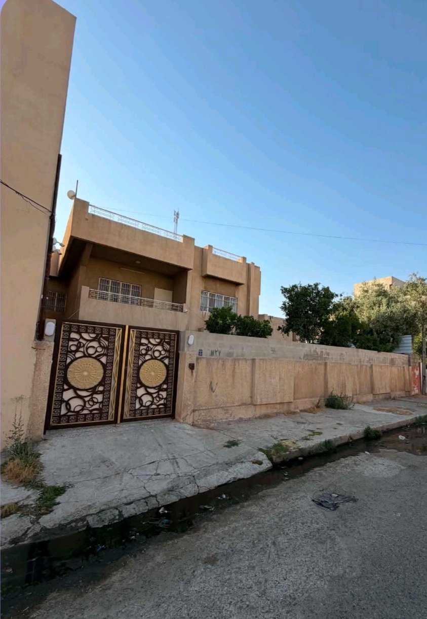 دار للبيع 330متر   واجهته 16×16العنوان حي السكر قريب من كافيه ميلانوللاستفسار الرقم 07702820511 واتساب او اتصال