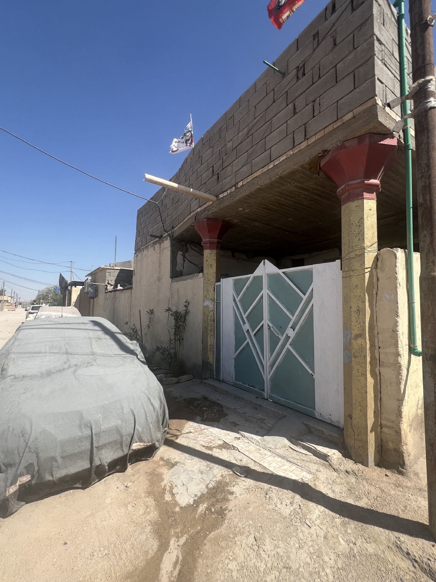 يحتوى على 2 غرف وهول وديوان وصحيات ومطبخ ومنور سقف مسلح