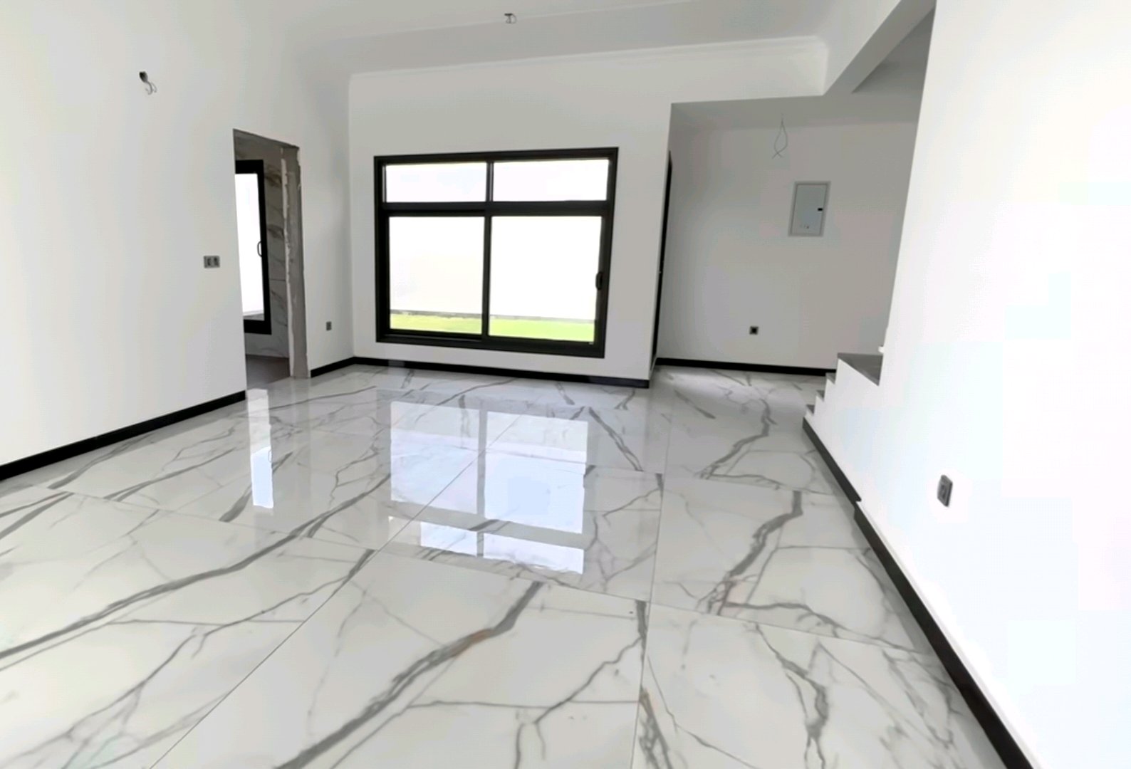 بيت عقار سكني في مجمع البحيرة قرب المطار والعامرية