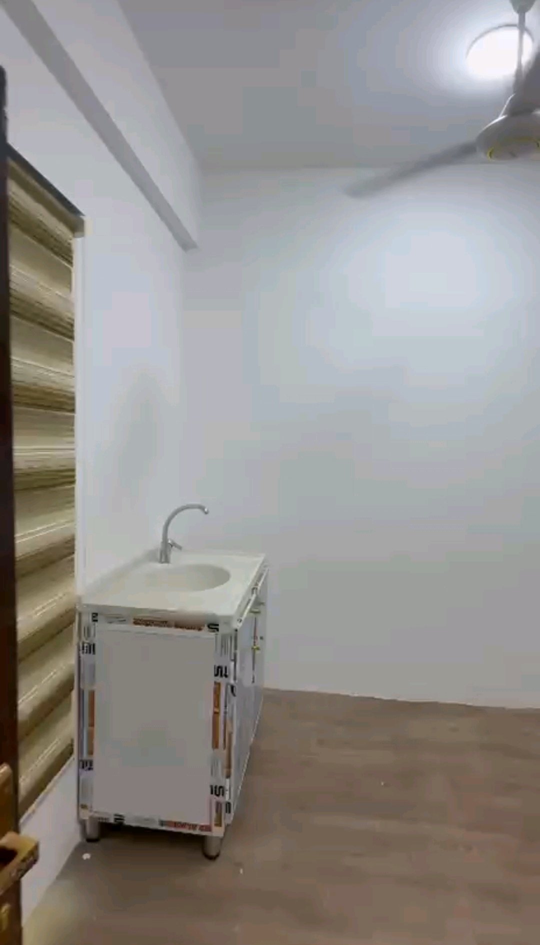 شقق مؤثثه للايجار Vipفي منطقة المشراق الجديد طابق اول ضمن بنايه تشطيب جديد غير مسكونه سابقاً تتكون من غرفتين وصاله ومطبخ وصحيات تصلح سكن شباب او موضفين او عمال لتواصل و للاستفسار الاتصال على الارقام التاليه0771815076507883436333 - 2