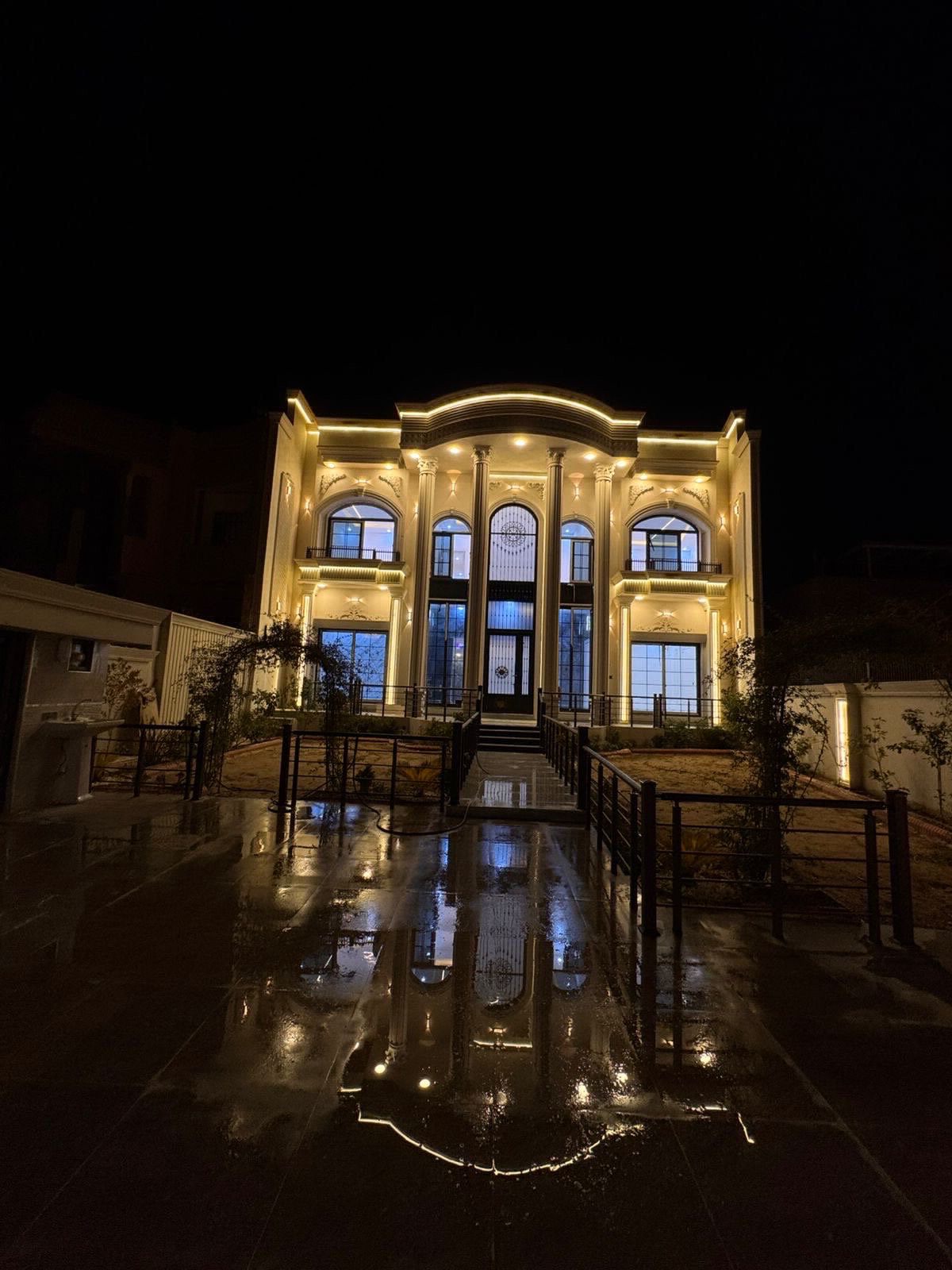 دار للبيع في منطقة حي عدن